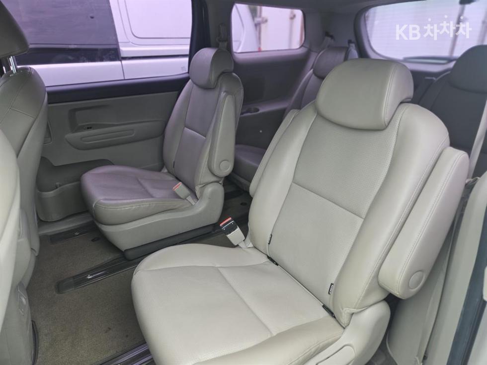 Kia Carnival — miniaturë 8