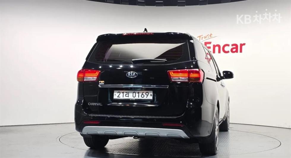 Kia Carnival — miniaturë 4
