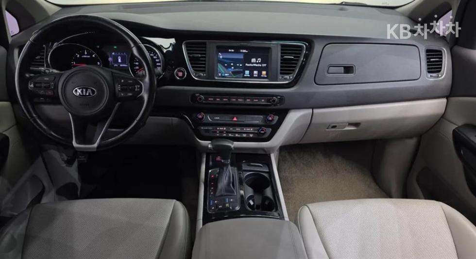 Kia Carnival — miniaturë 6