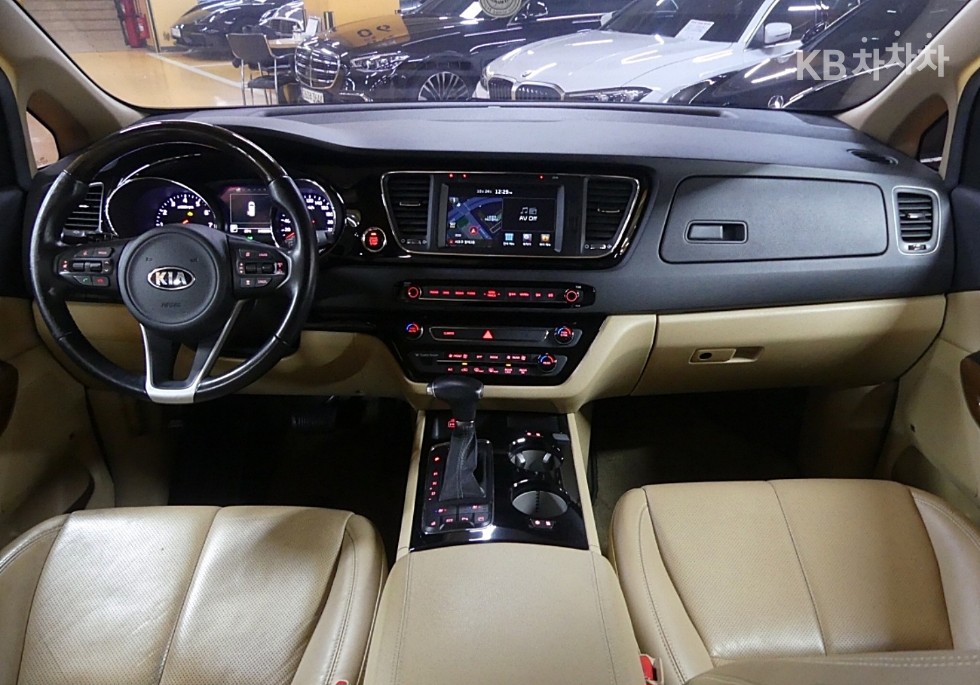 Kia Carnival — miniaturë 4