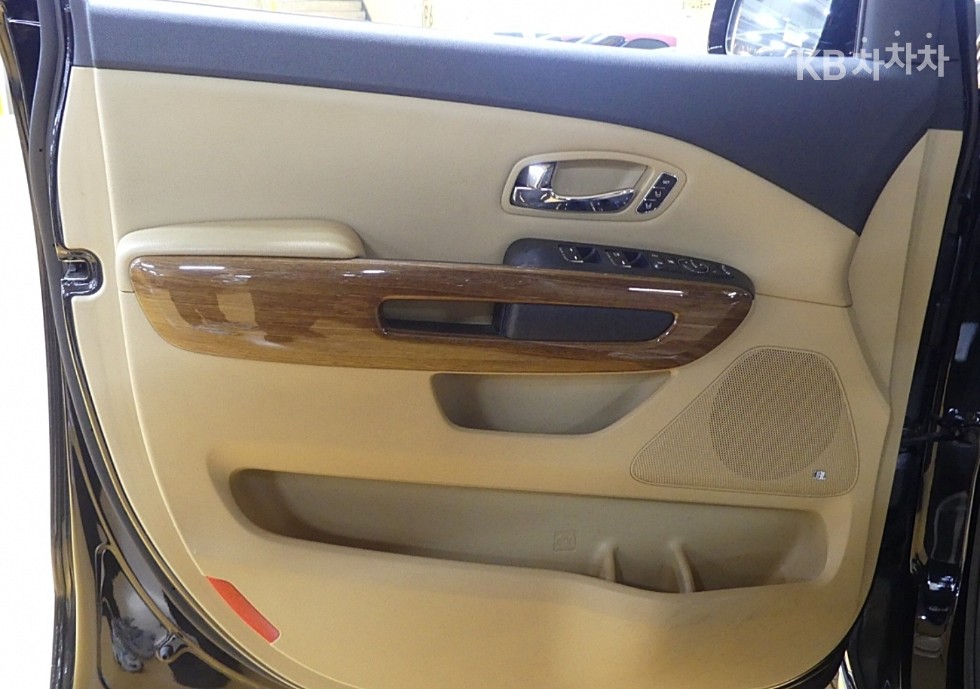 Kia Carnival — miniaturë 8