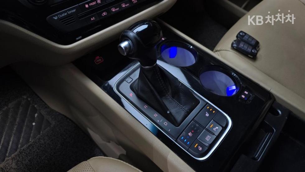 Kia Carnival — miniaturë 9