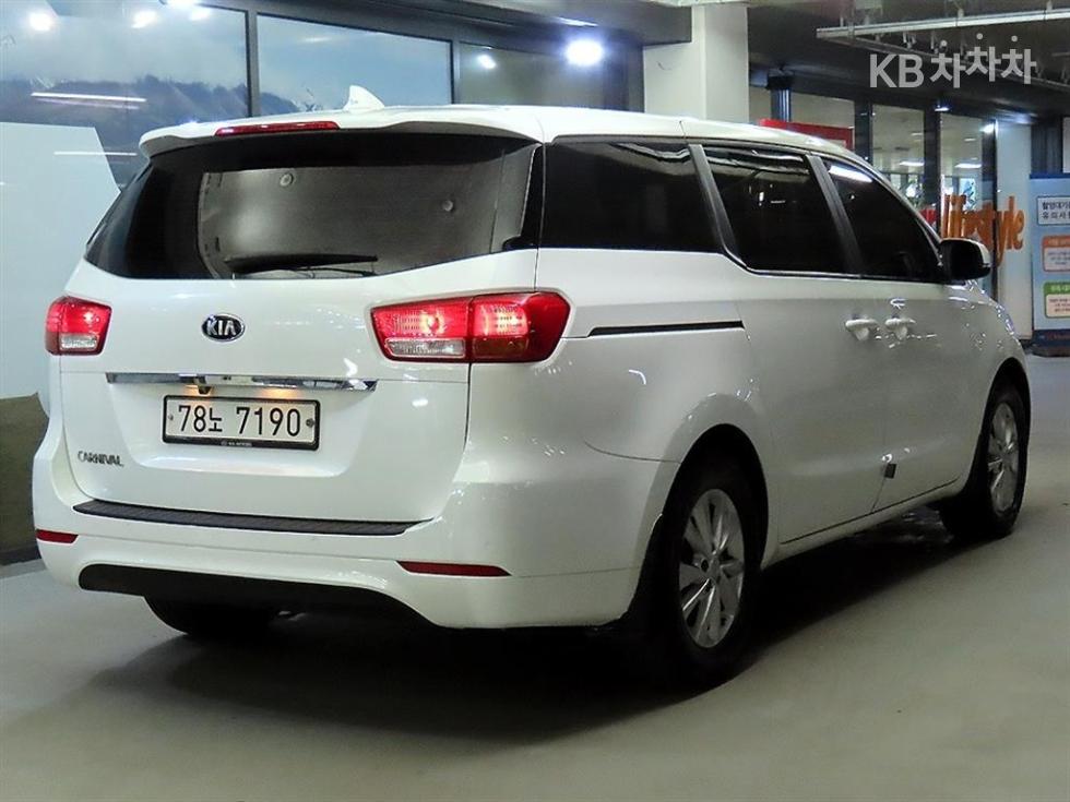 Kia Carnival — miniaturë 4