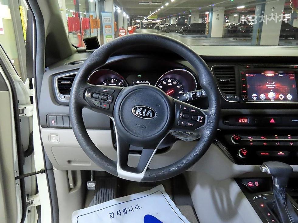 Kia Carnival — miniaturë 9