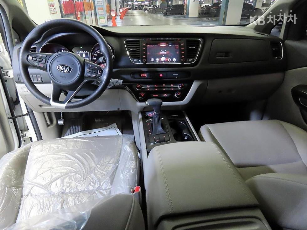 Kia Carnival — miniaturë 11