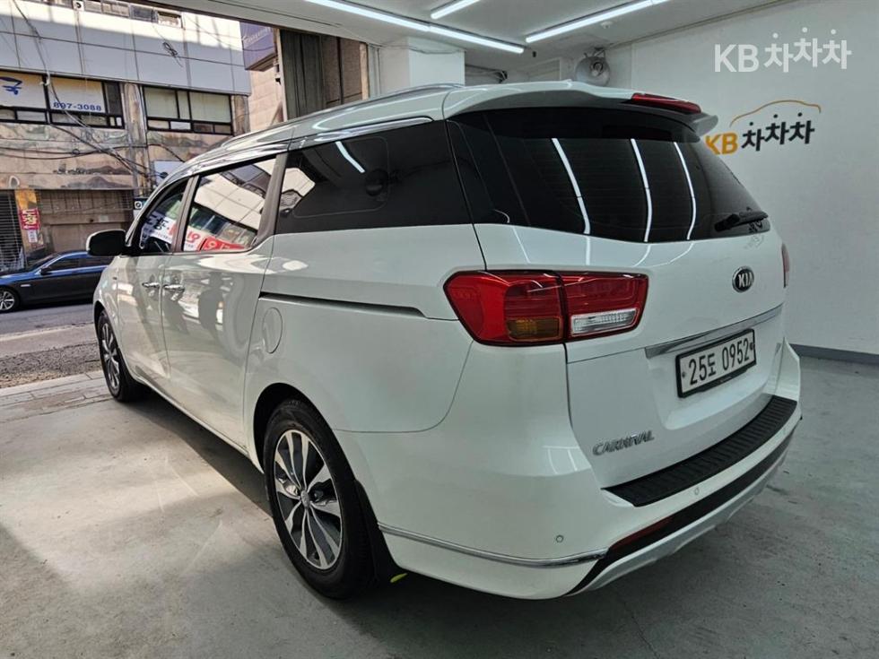 Kia Carnival — miniaturë 3