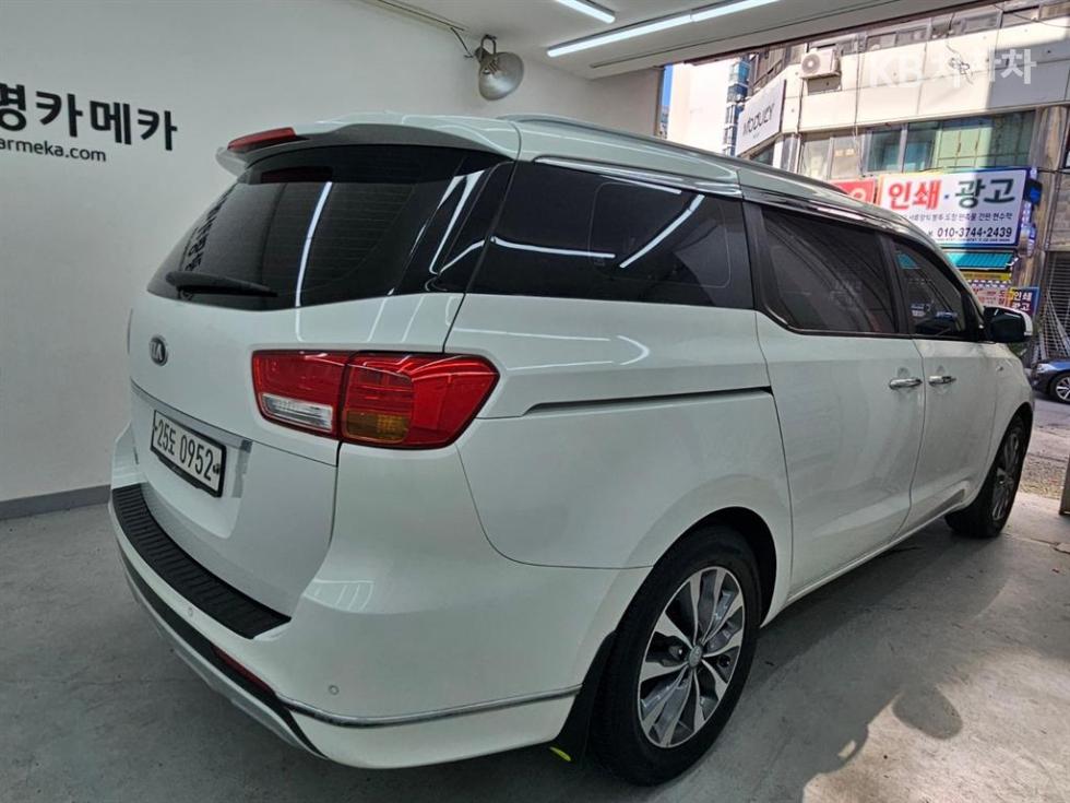 Kia Carnival — miniaturë 4