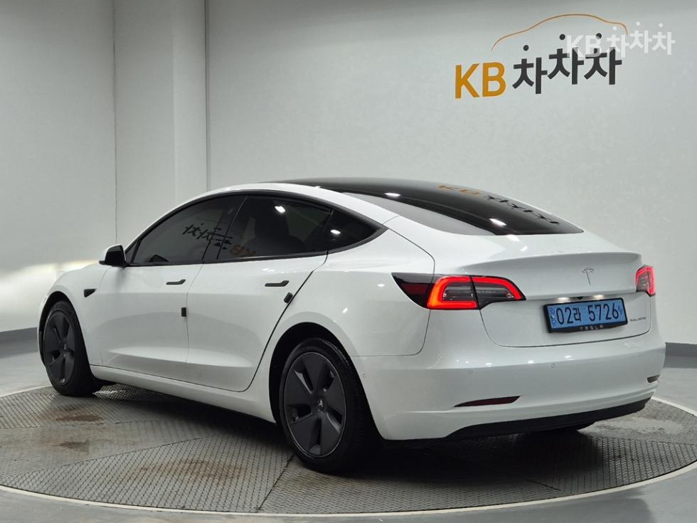 Tesla Model 3 — miniaturë 2