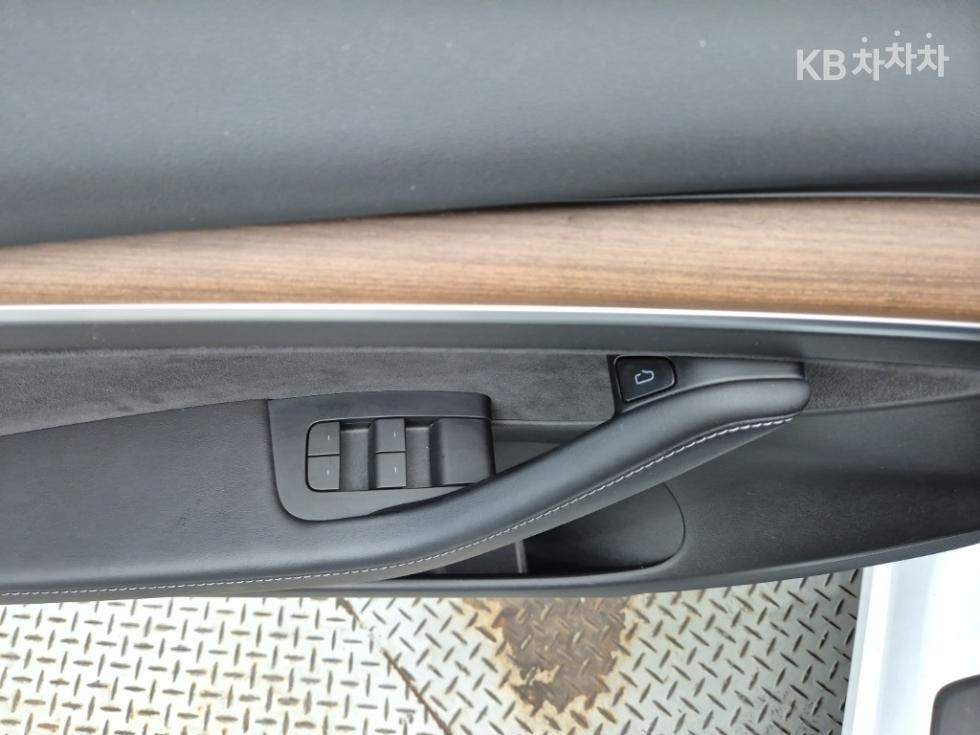 Tesla Model 3 — miniaturë 19
