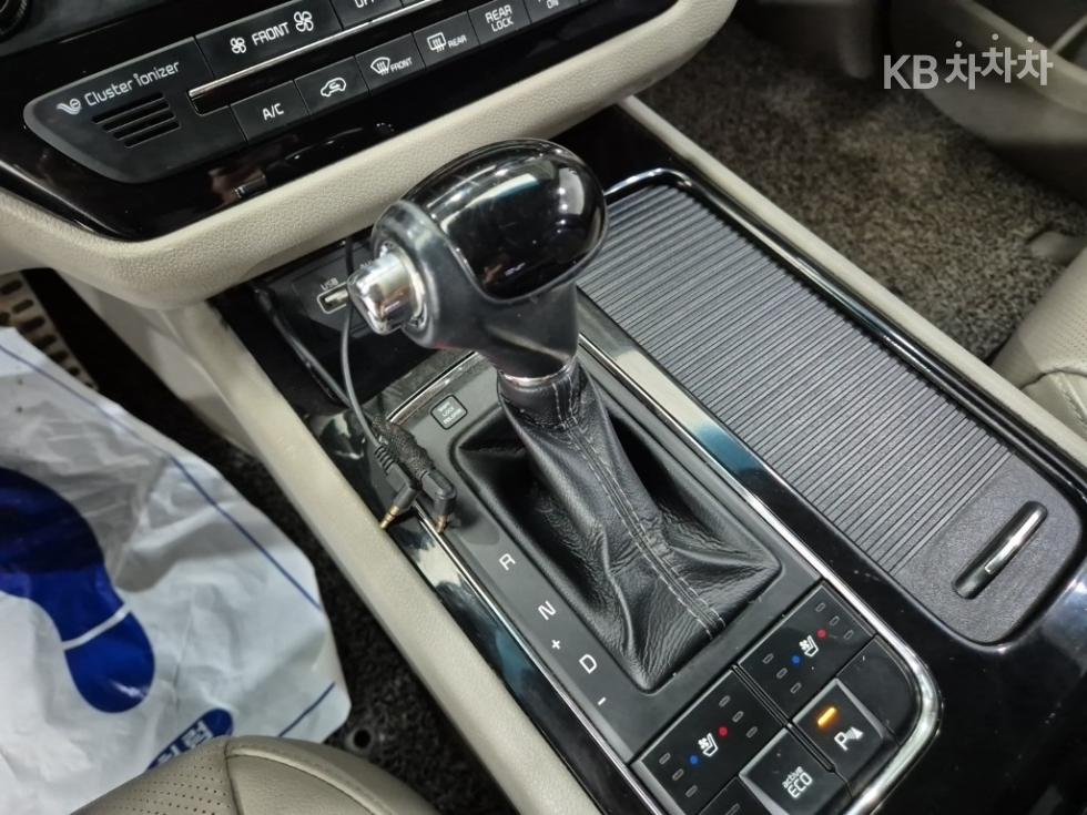 Kia Carnival — miniaturë 8