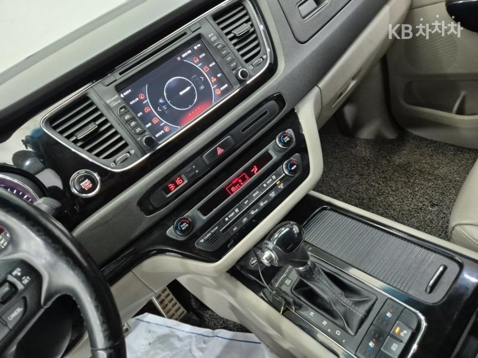 Kia Carnival — miniaturë 10