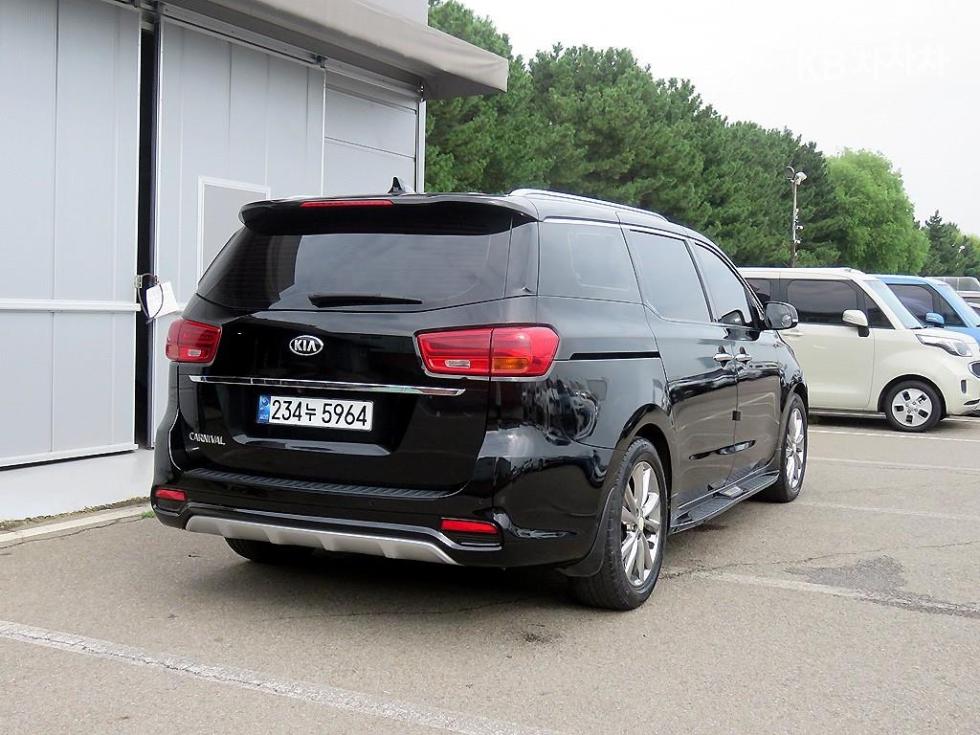 Kia Carnival — miniaturë 4