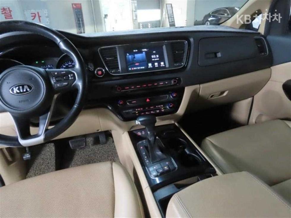 Kia Carnival — miniaturë 16