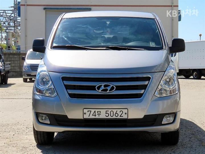 Hyundai Starex 12-Seater Wagon Modern — foto 1