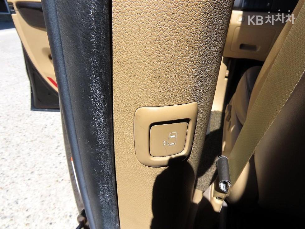 Kia Carnival — miniaturë 17