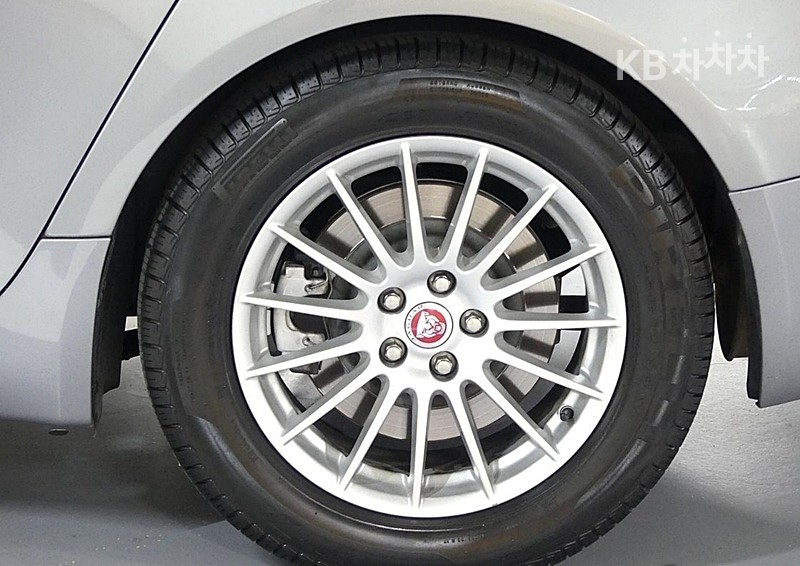 Jaguar XF — miniaturë 8