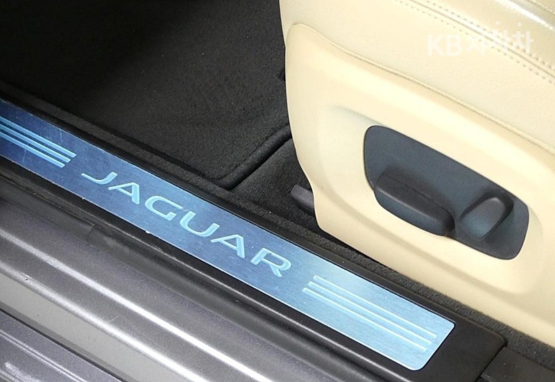 Jaguar XF — miniaturë 19