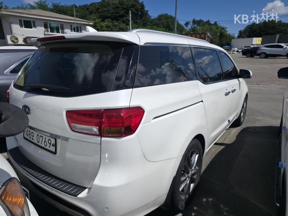 Kia Carnival — miniaturë 4