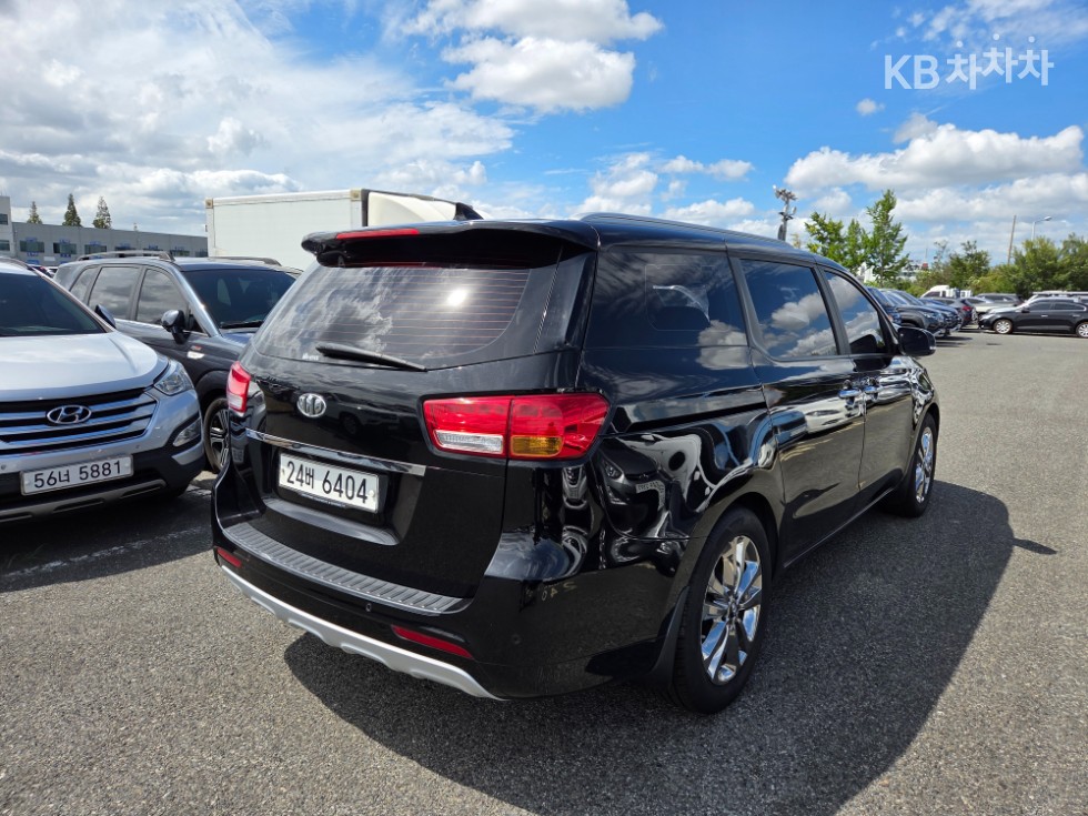 Kia Carnival — miniaturë 4