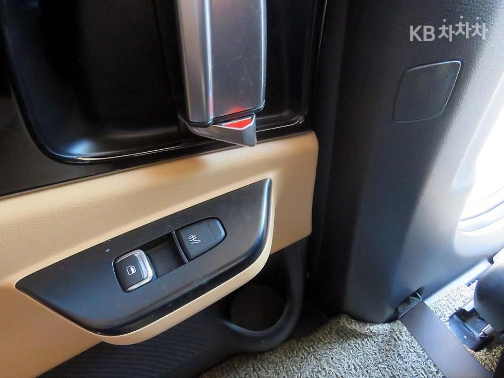 Kia Carnival — miniaturë 9