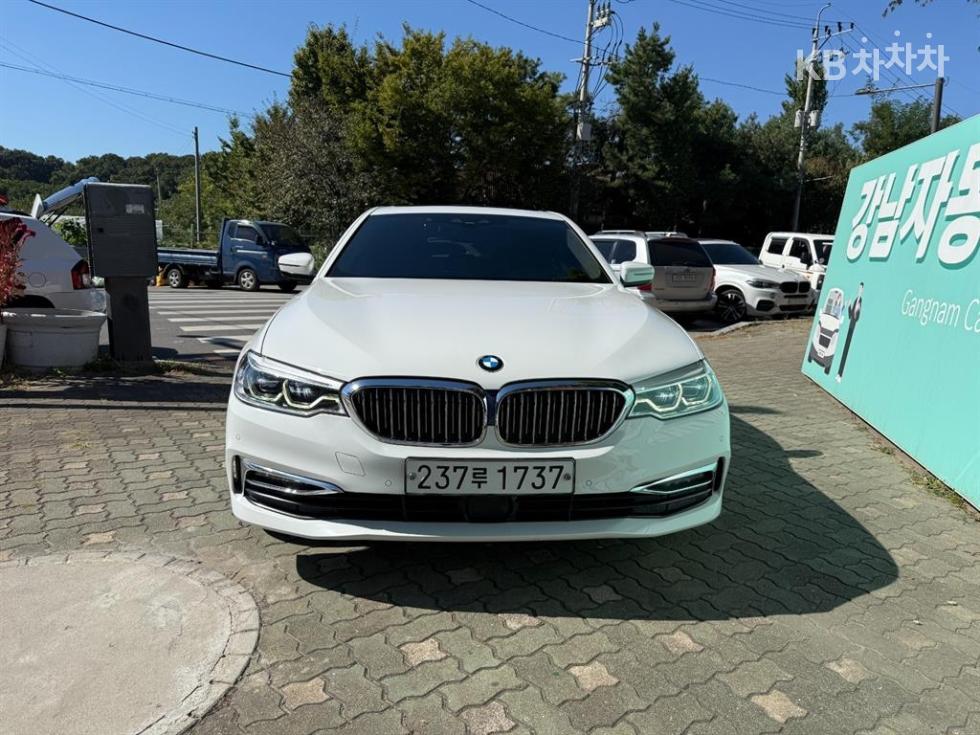 BMW 5 Series Luxury Plus — фото 1