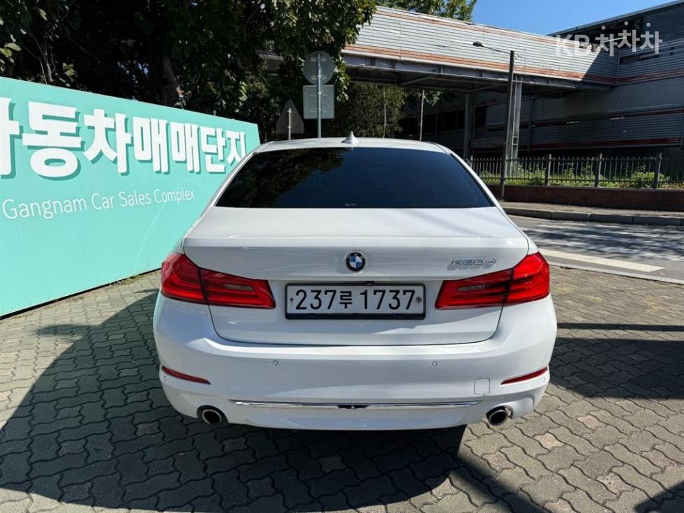 BMW 5 Series Luxury Plus — фото 4