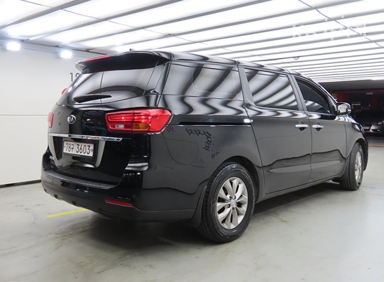 Kia Carnival Deluxe — фото 4