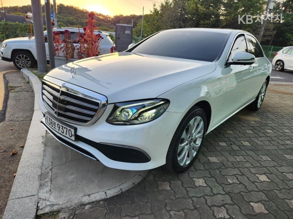 Mercedes-Benz E-Class Exclusive — фото 1