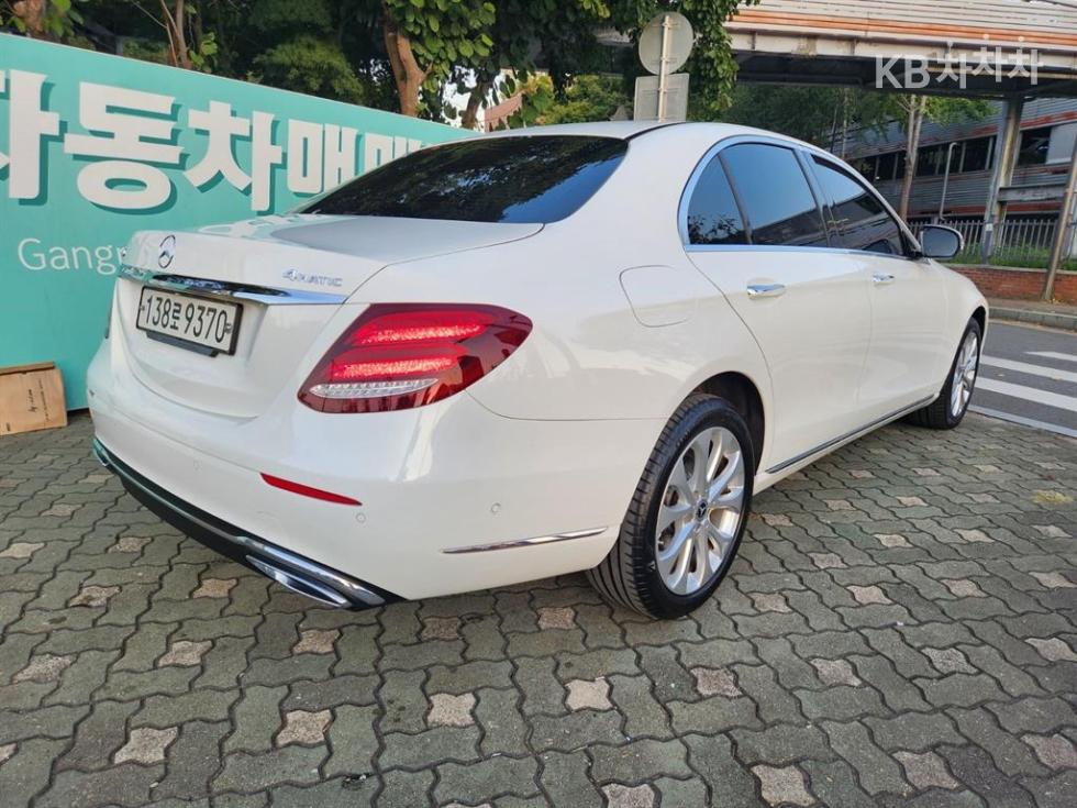 Mercedes-Benz E-Class Exclusive — фото 3
