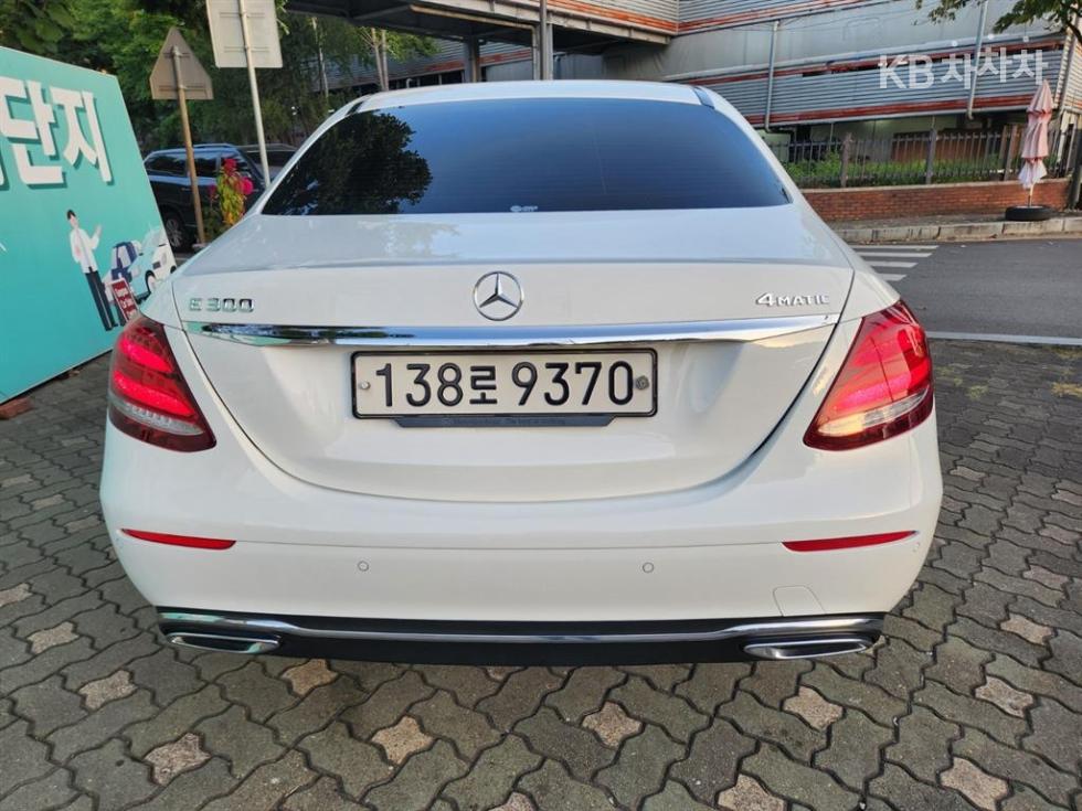 Mercedes-Benz E-Class Exclusive — фото 4