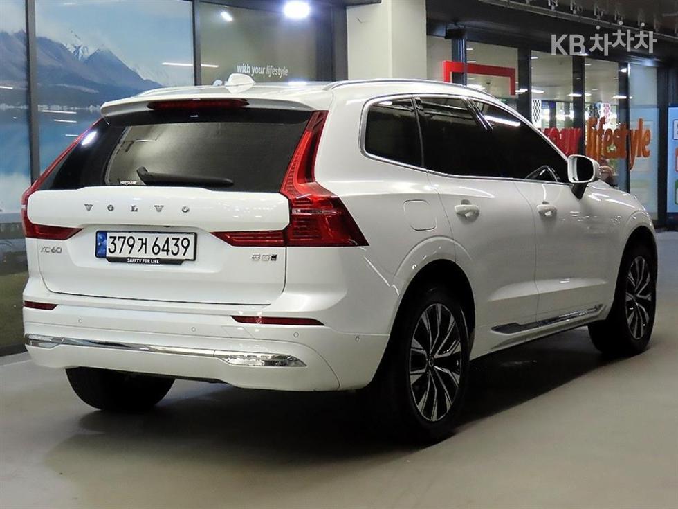 Volvo XC60 Ultimate Bright — фото 4