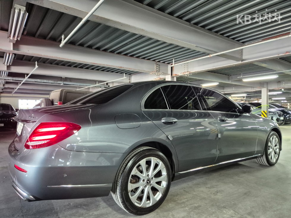 Mercedes-Benz E-Class Exclusive — фото 3