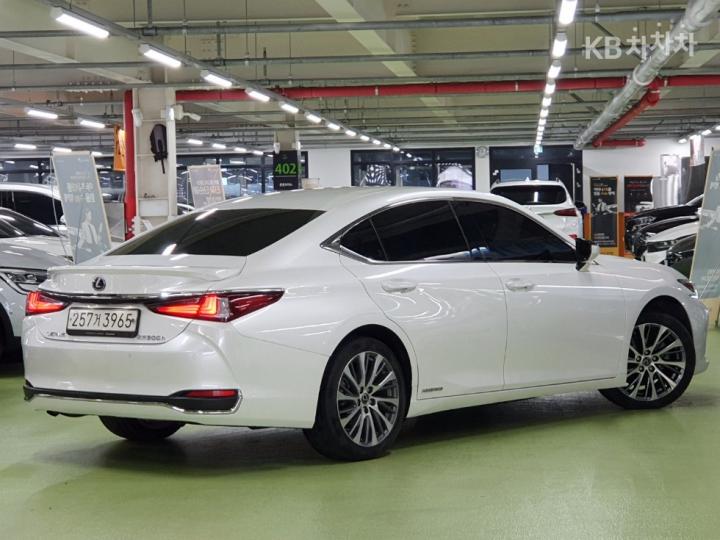 Lexus ES New Generation 300h Luxury 3