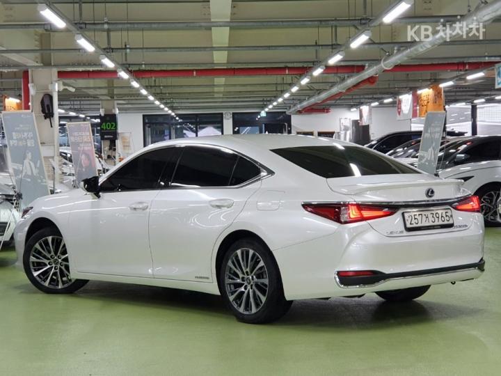 Lexus ES New Generation 300h Luxury 5