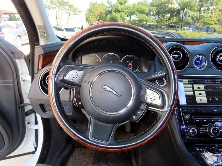 Jaguar XJ 3.0D Premium Luxury LWB X351 9