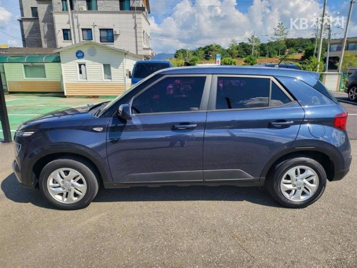 Hyundai Venue Gasoline 1.6 Smart 3