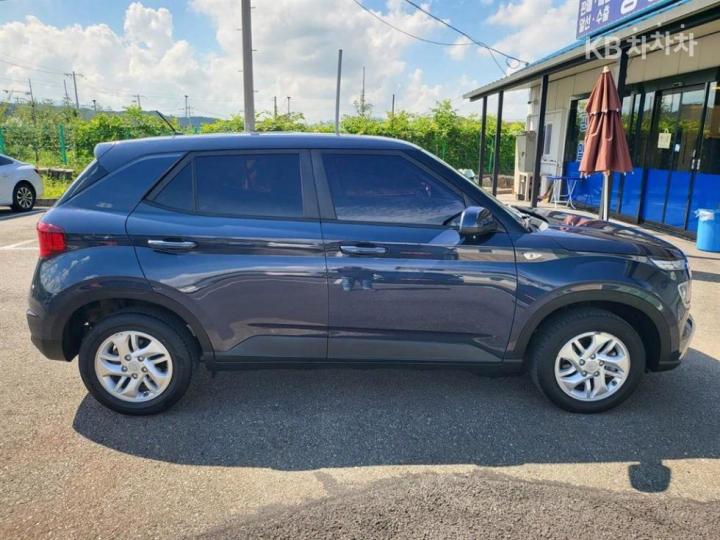 Hyundai Venue Gasoline 1.6 Smart 5