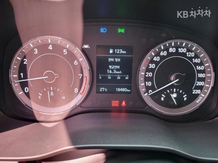 Hyundai Venue Gasoline 1.6 Smart 8