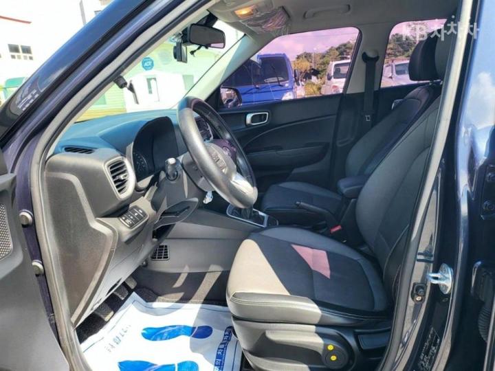 Hyundai Venue Gasoline 1.6 Smart 9