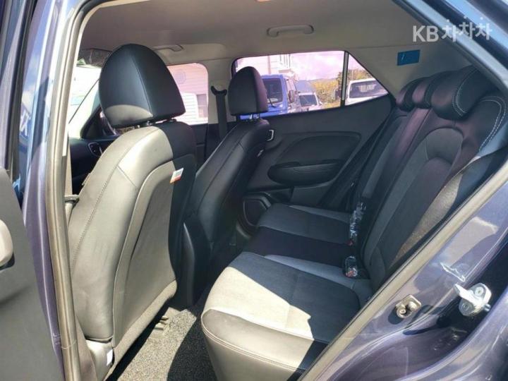 Hyundai Venue Gasoline 1.6 Smart 10