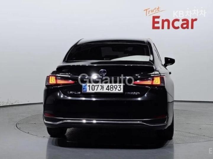 Lexus ES New Generation 300h Luxury+ 5