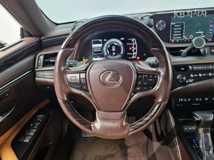 Lexus ES New Generation 300h Luxury+ 6