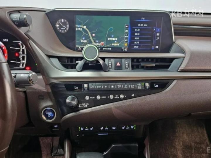 Lexus ES New Generation 300h Luxury+ 7