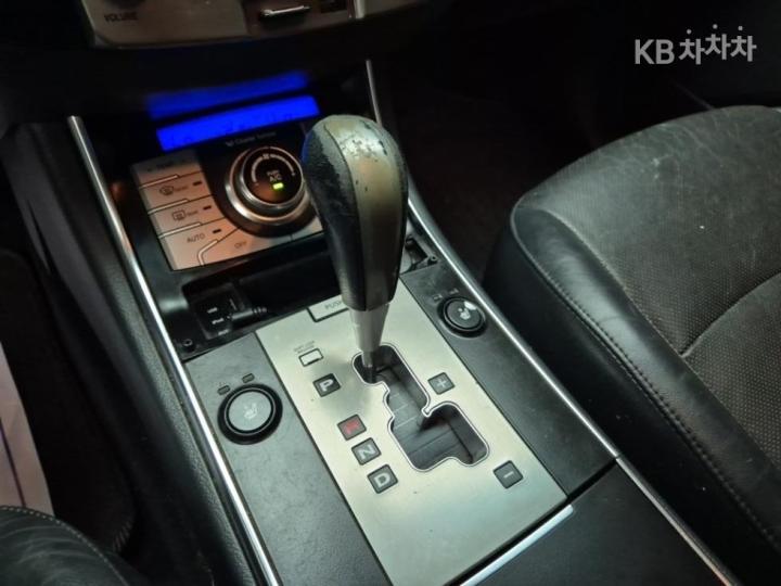 Hyundai Veracruz 2WD 300X DELUXE 9