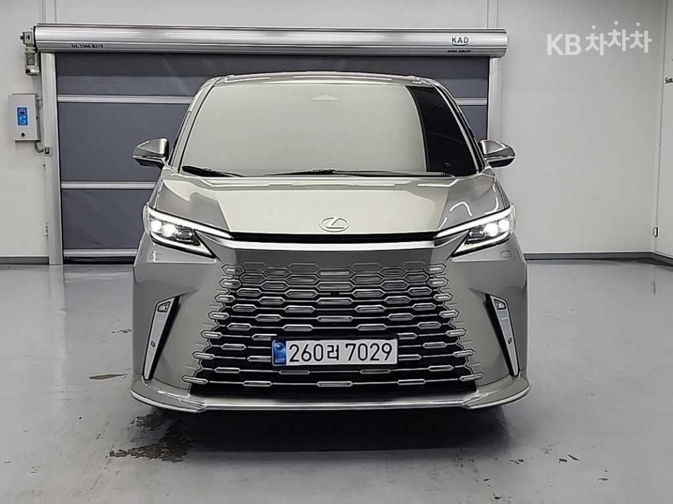 Lexus LM — miniaturë 2