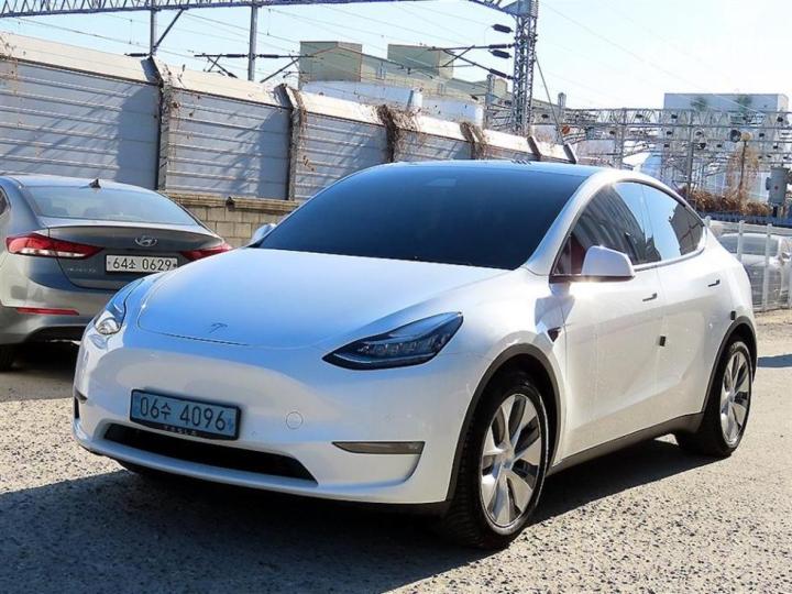 Tesla Model Y Long Range 3