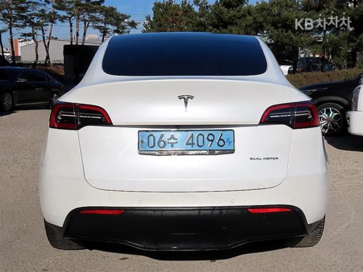 Tesla Model Y Long Range 5