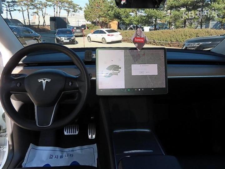 Tesla Model Y Long Range 8
