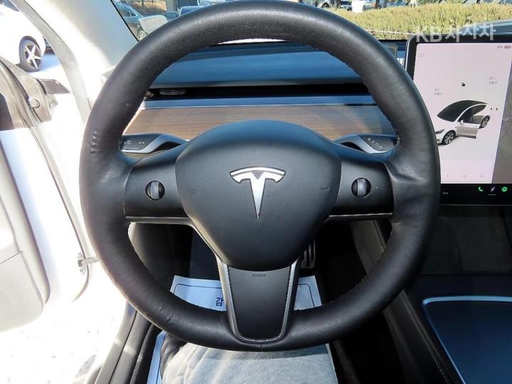Tesla Model Y Long Range 9