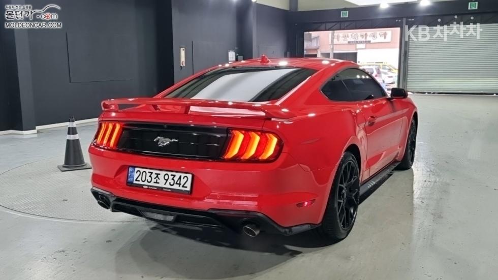 2022 - ford mustang